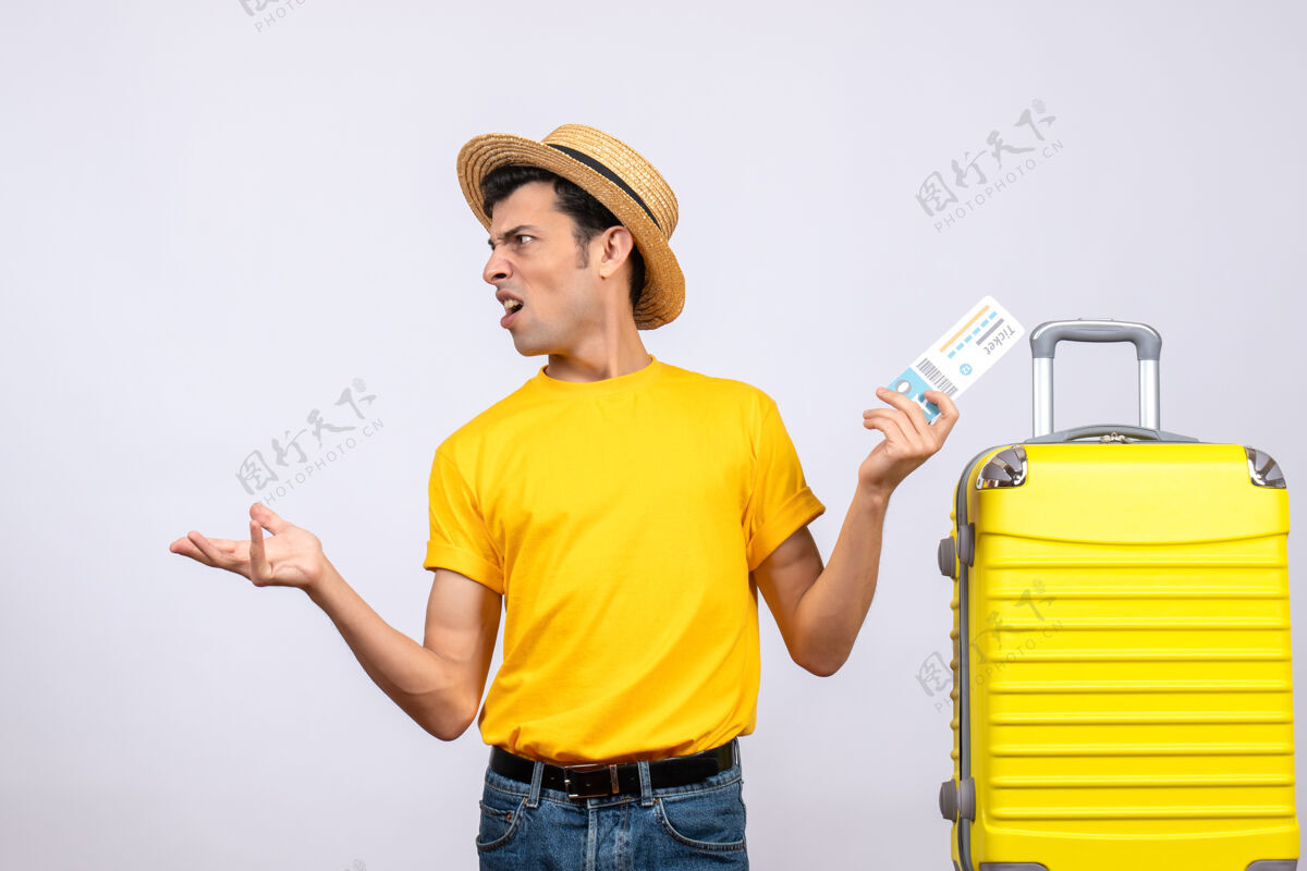 成人站在拿着票的黄色手提箱旁的年轻游客看不清前方的景色男孩站着抱着