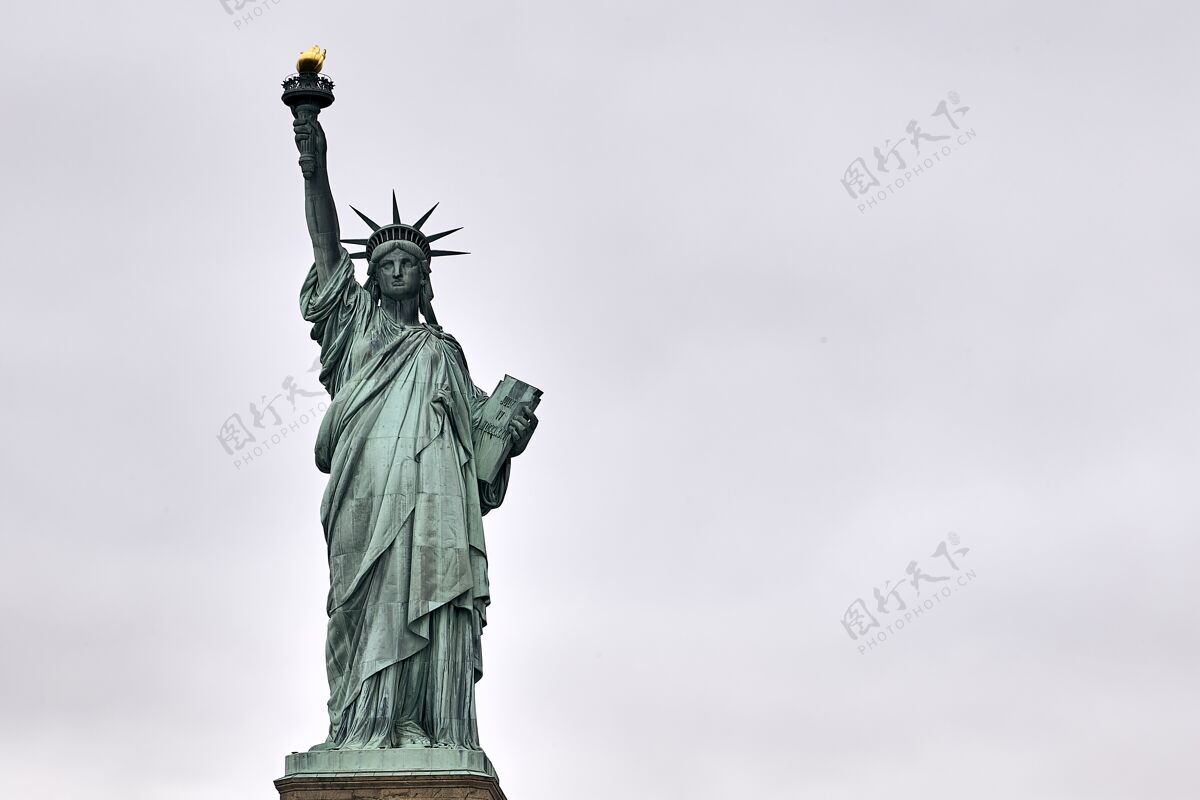 神奇低角度拍摄的惊人的自由女神像在纽约 美国首都天使形状