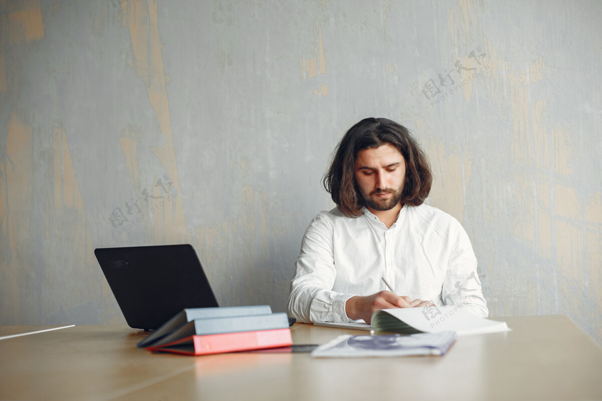 黑发穿着白衬衫的帅哥在办公室工作的商人拿着笔记本电脑的家伙优雅公司快乐