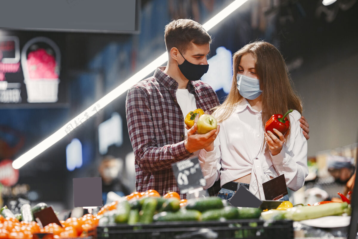 购物一对夫妇戴着医用防护面具在超市里消费者食品杂货流行病