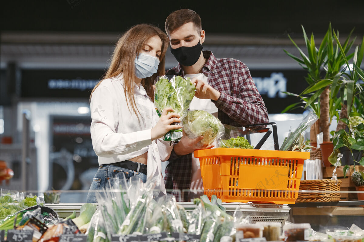 保护一对夫妇戴着医用防护面具在超市里疾病超市购物