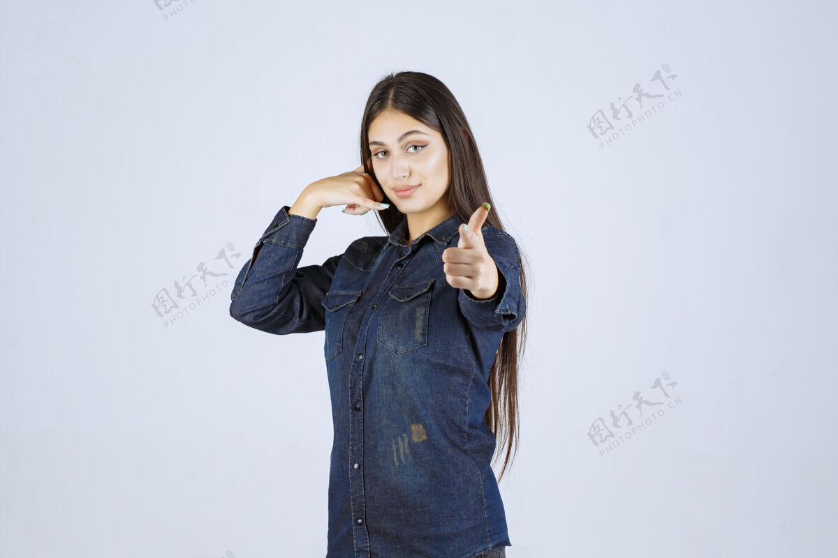 女人穿着牛仔衬衫的年轻女子 显示呼号工人联系人人类