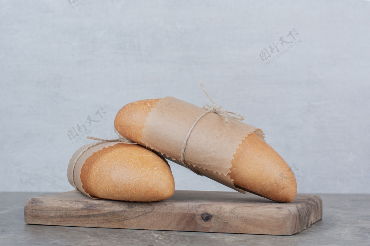 膳食木板上的迷你白面包面包房美味营养
