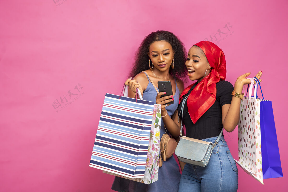 消费主义特写镜头美丽的年轻非洲妇女与购物袋非洲人女人购物者