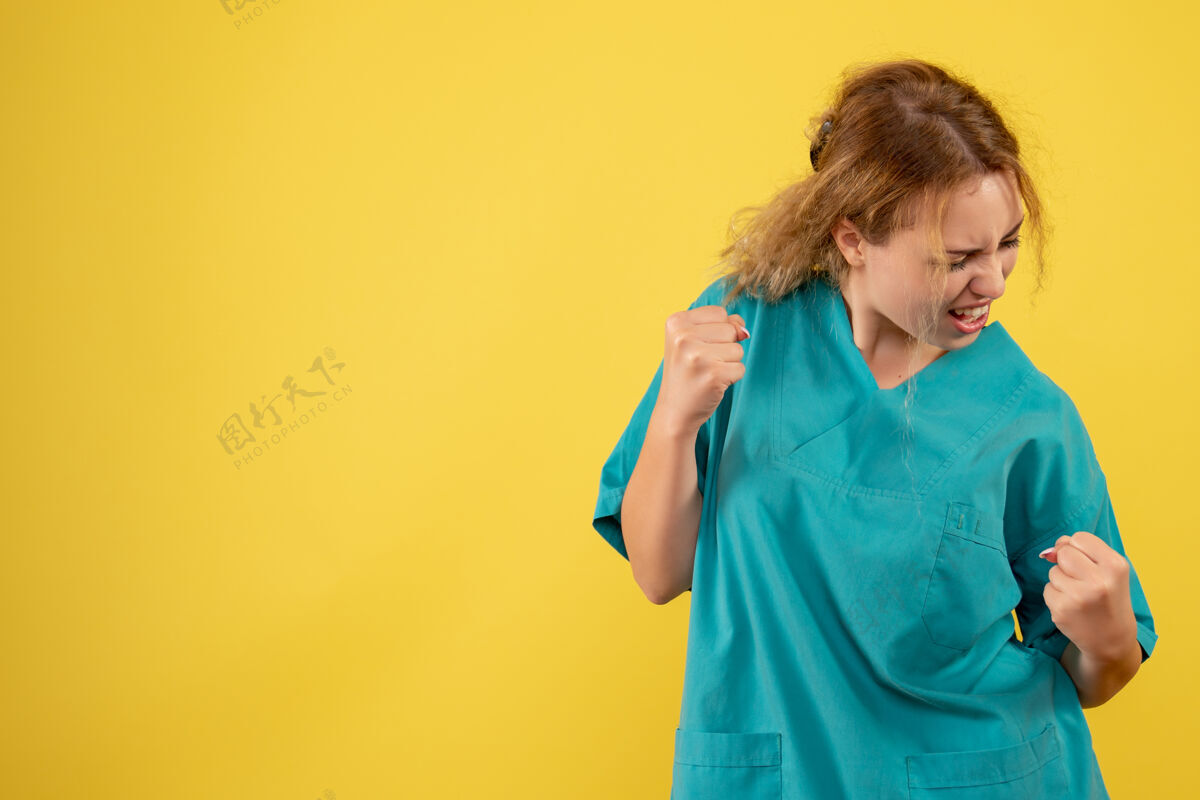 快乐正面图身着医疗衬衫的女医生欣喜若狂 健康covid-19色医护护士成人人女人