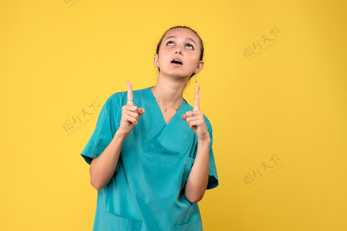 女性正面图女医生穿着医用衬衫 医护人员情绪covid彩色健康护士医院女人健康医疗
