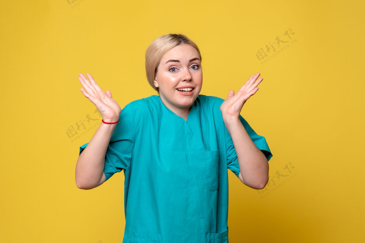 黄色前视图穿着医疗衬衫的女医生 医疗情感covid-19大流行漂亮肖像手