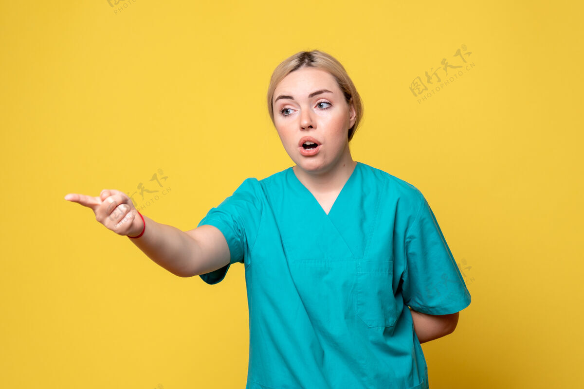 情绪前视图穿着医用衬衫的女医生 医护人员欢呼女人微笑