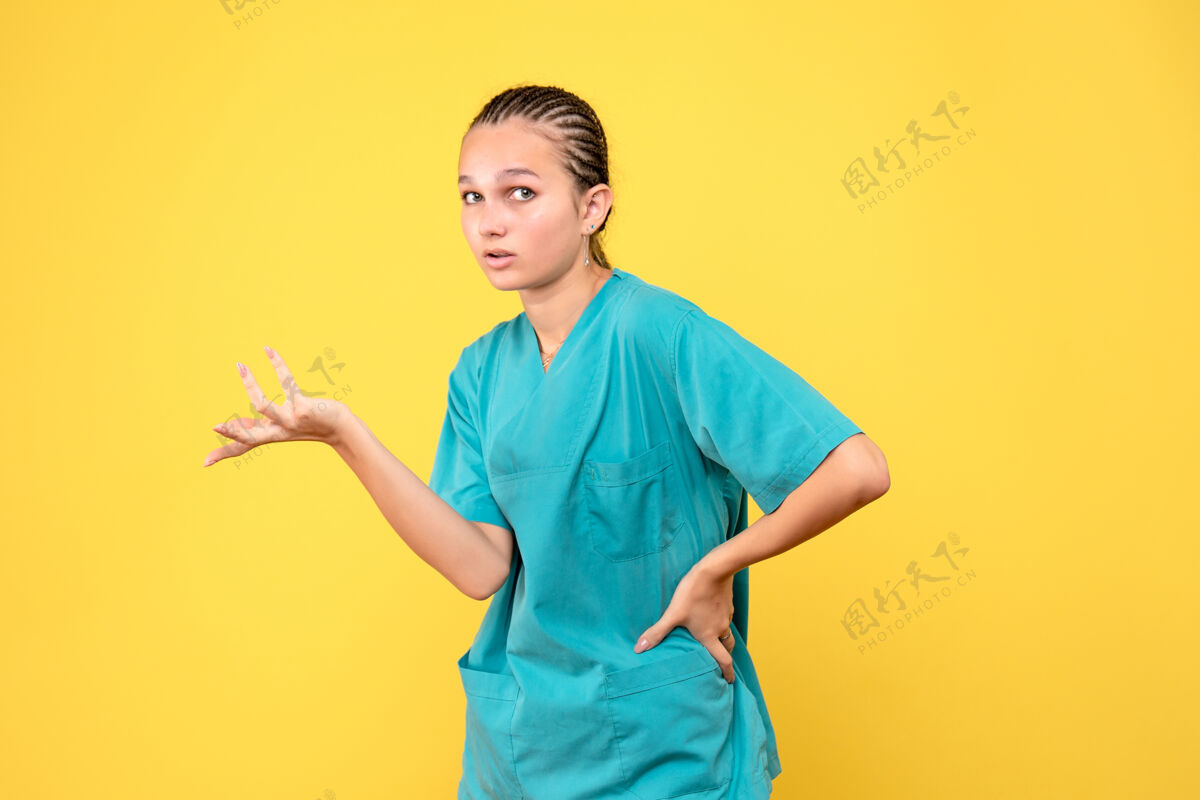 医疗正面图身穿医疗衫的女医生 病毒健康covid-19彩色护士医院女医生人成人