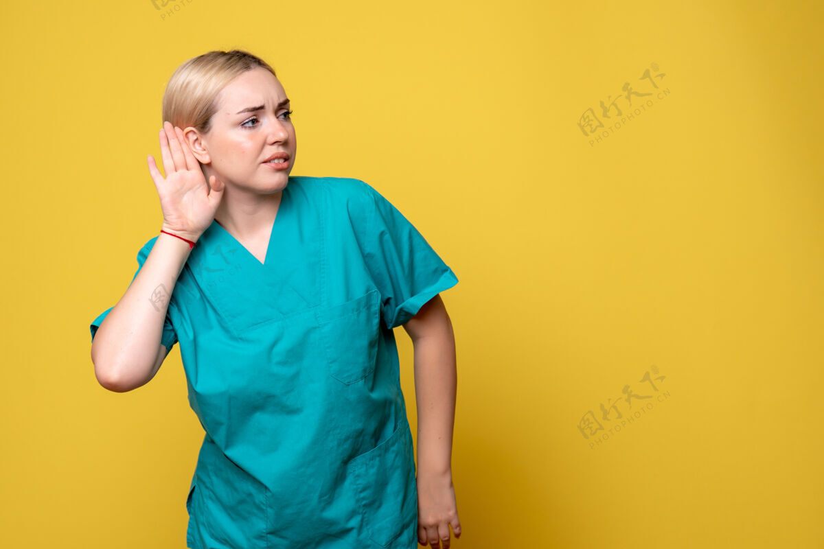 女性前视图女医生穿着医用衬衫听着什么 医护人员情绪护士医院柯维德大流行人医院女人