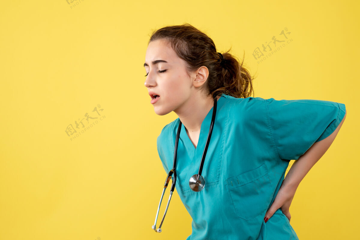 听诊器正面图女医生穿着背痛的医用衬衫 彩色病毒covid-19制服健康情绪医生疼痛人