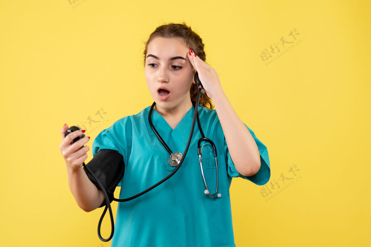 女正面图身着医疗衬衫的女医生正在检查她对黄色办公桌病毒健康的压力情绪制服covid-19大流行情绪压力职业