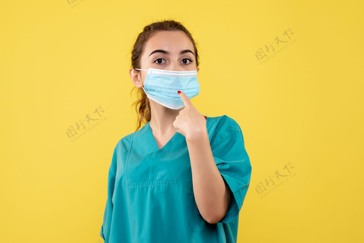 情绪前视图女医生穿着医用衬衫和无菌口罩 病毒颜色均匀 情感可维健康颜色肖像人