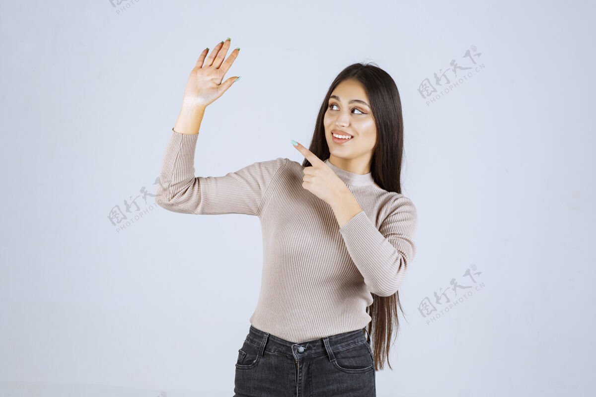 工作人员穿灰色衬衫的女孩举起双手休闲注意力人体模型