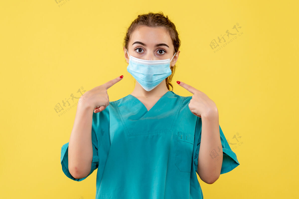 医疗正面图女医生穿着医用衬衫和无菌口罩 冠状病毒制服病毒covid-19大流行健康健康女医生人