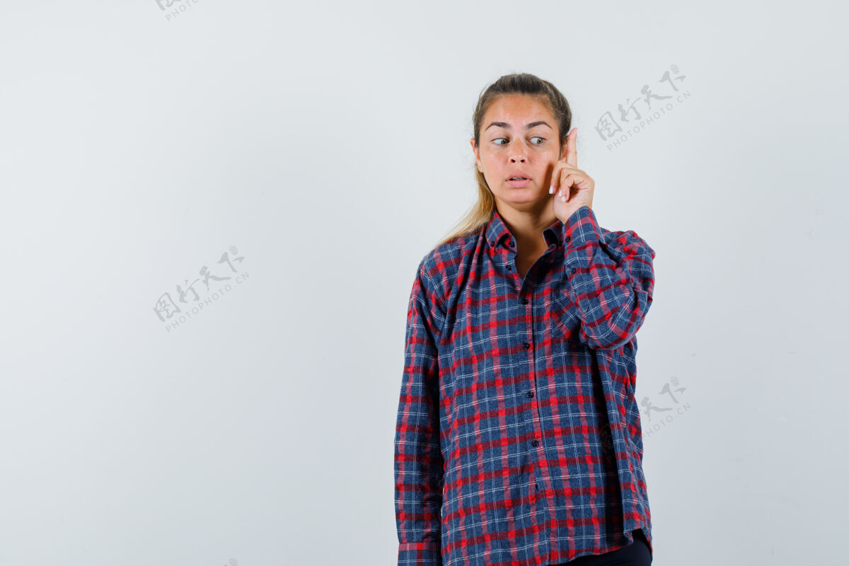 衬衫穿格子衬衫的年轻女子举起食指做着尤里卡手势 神情沉思女人黑发头发