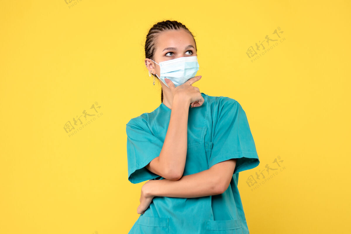 人正面图黄色办公桌上穿着医用衬衫和口罩的女医生护士大流行性流感医院病毒健康病毒成人黄色面罩