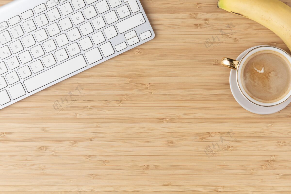 键盘带复印空间的平放办公桌杯子顶视图复制空间