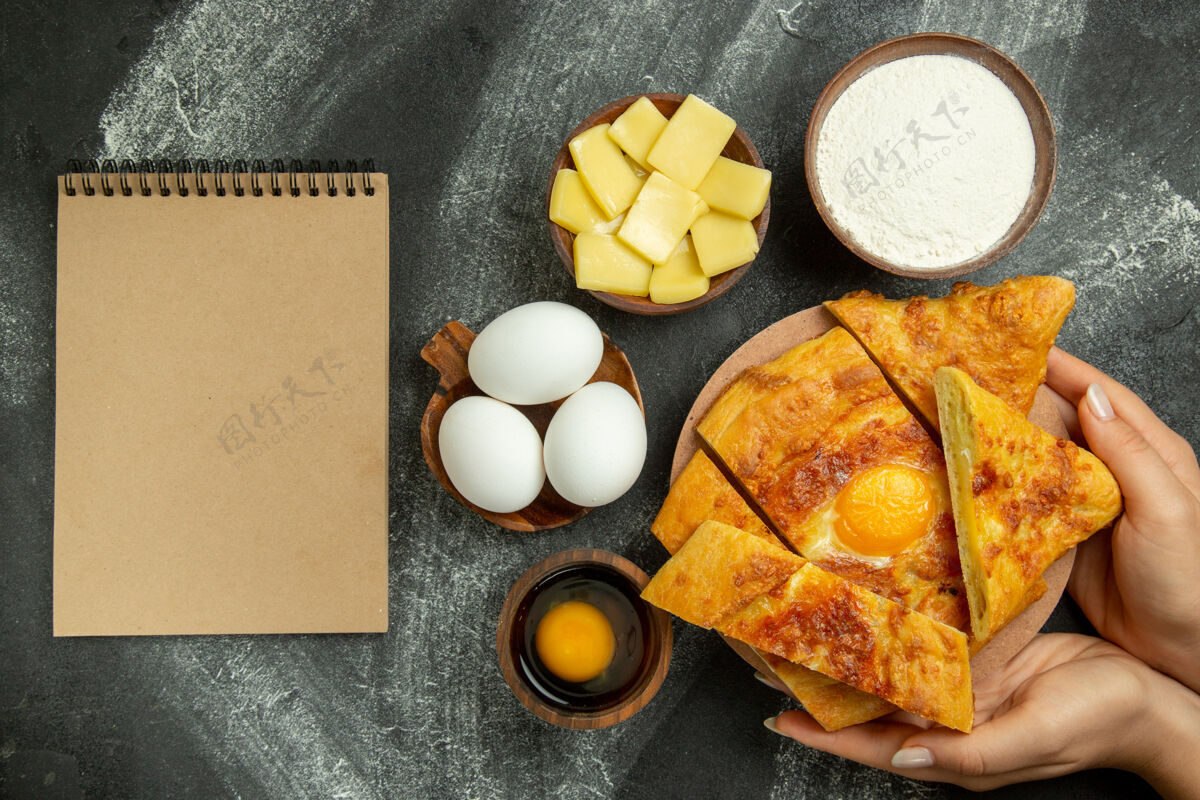 糕点顶视图烤鸡蛋面包与新鲜鸡蛋和切片奶酪灰色空间生的餐早餐