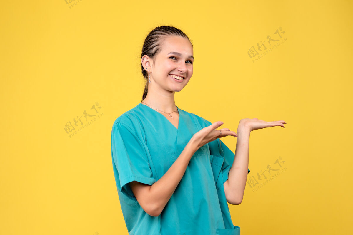 快乐前视女医生身着医用衬衫微笑 病毒健康情感可维彩色护士医院健康女人人
