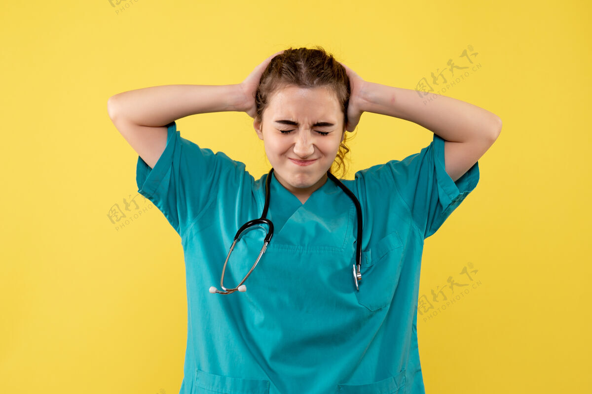 压力正面图女医生穿着医用衬衫头痛 彩色病毒covid-19统一健康情绪人制服人