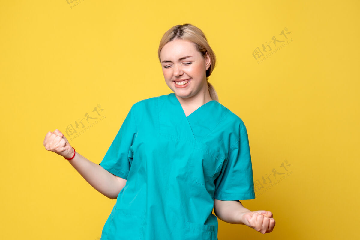 黄色正面图女医生穿着医用衬衫欢呼雀跃 医护情感covid-19护士大流行情绪女医生女性