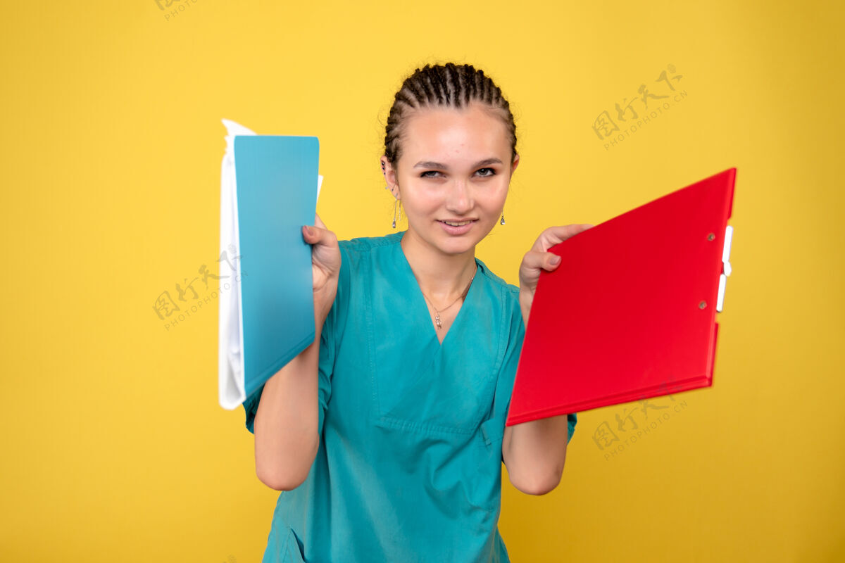 人正面图女医生穿着医用衬衫 带便条 彩色健康护士covid-19情感医生微笑欢呼注意