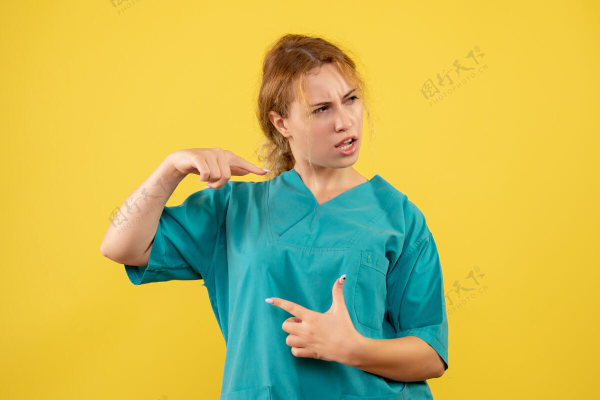 人前视图穿着医疗衬衫的女医生 颜色covid-19护士健康医生颜色严重愤怒