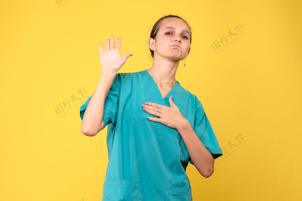 肖像正面图女医生穿着医用衬衫 健康情感covid-19病毒色护士医院人黄色女性