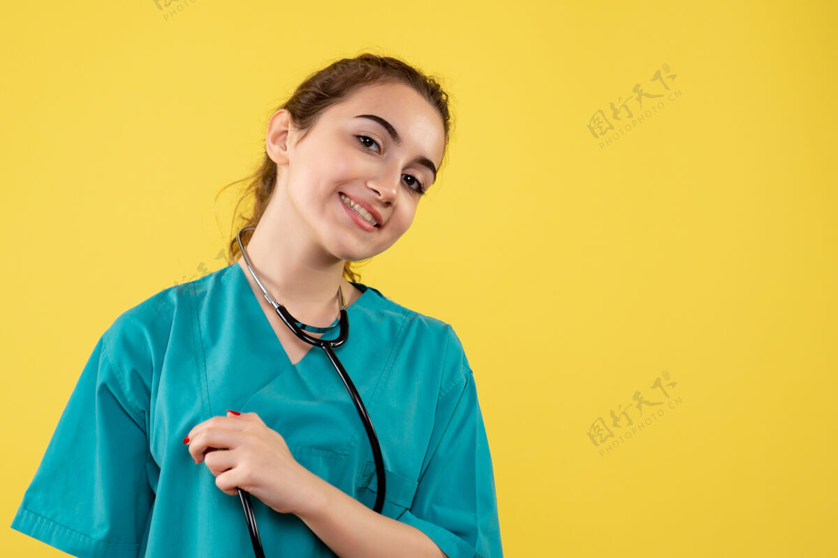 女医生前视图女医生穿着医用衬衫 病毒统一颜色情感covid-19健康人制服医院