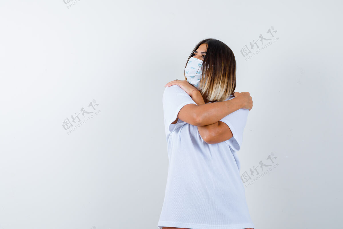女孩穿着t恤的年轻女性 戴着面具拥抱着自己 看起来很可爱 正面视图皮肤头部皮肤护理