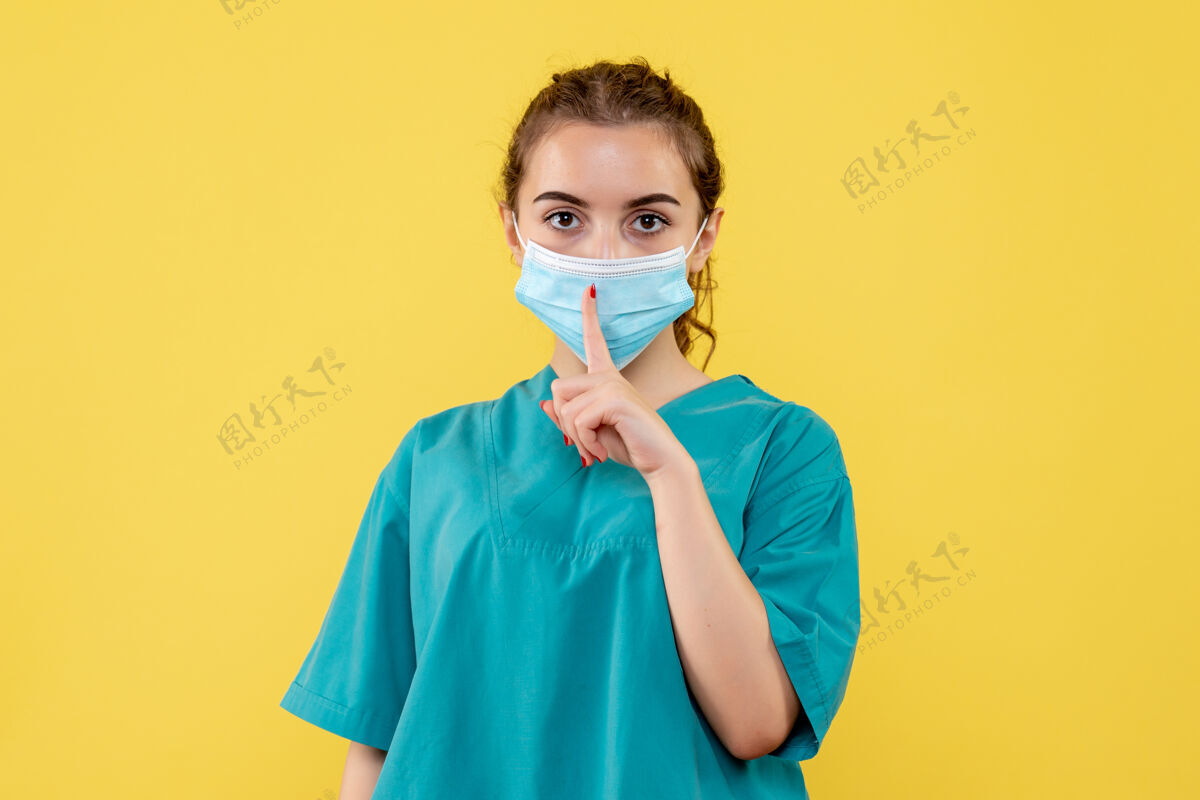 制服正面图女医生穿着医用衬衫和口罩 健康大流行covid-19病毒颜色统一医疗成人肖像