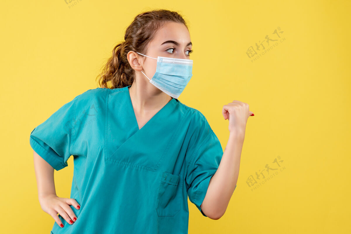 医疗正面图女医生穿着医用衬衫和口罩 身穿大流行性健康病毒covid-19制服女性人面具