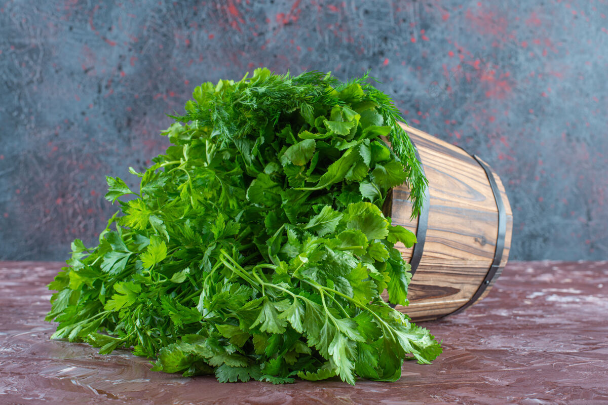 健康各种各样的绿色在一个桶里 在大理石背景上美味混合蔬菜