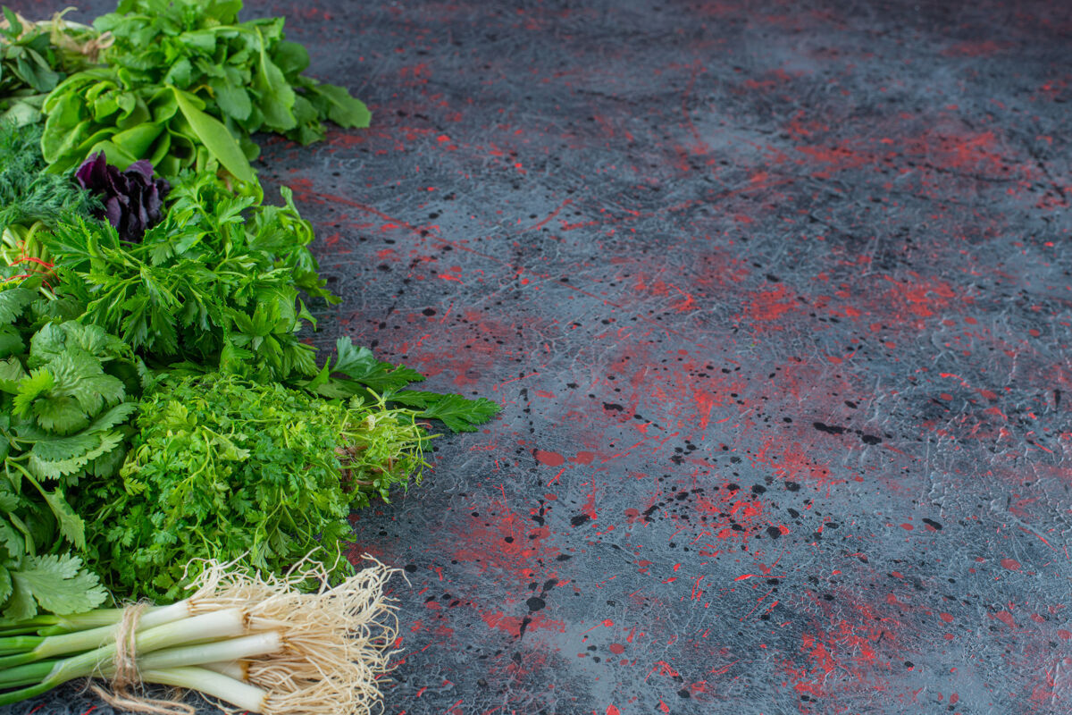 蔬菜各种新鲜的绿色 在大理石背景上莳萝健康美味