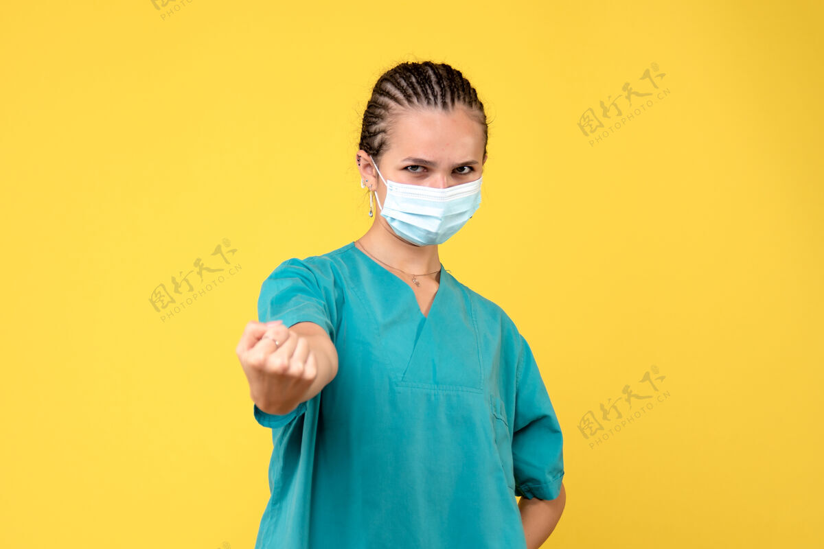 女人正面图女医生穿着医用衬衫 戴着口罩 病毒健康护士医院covid-19大流行色健康颜色黄色
