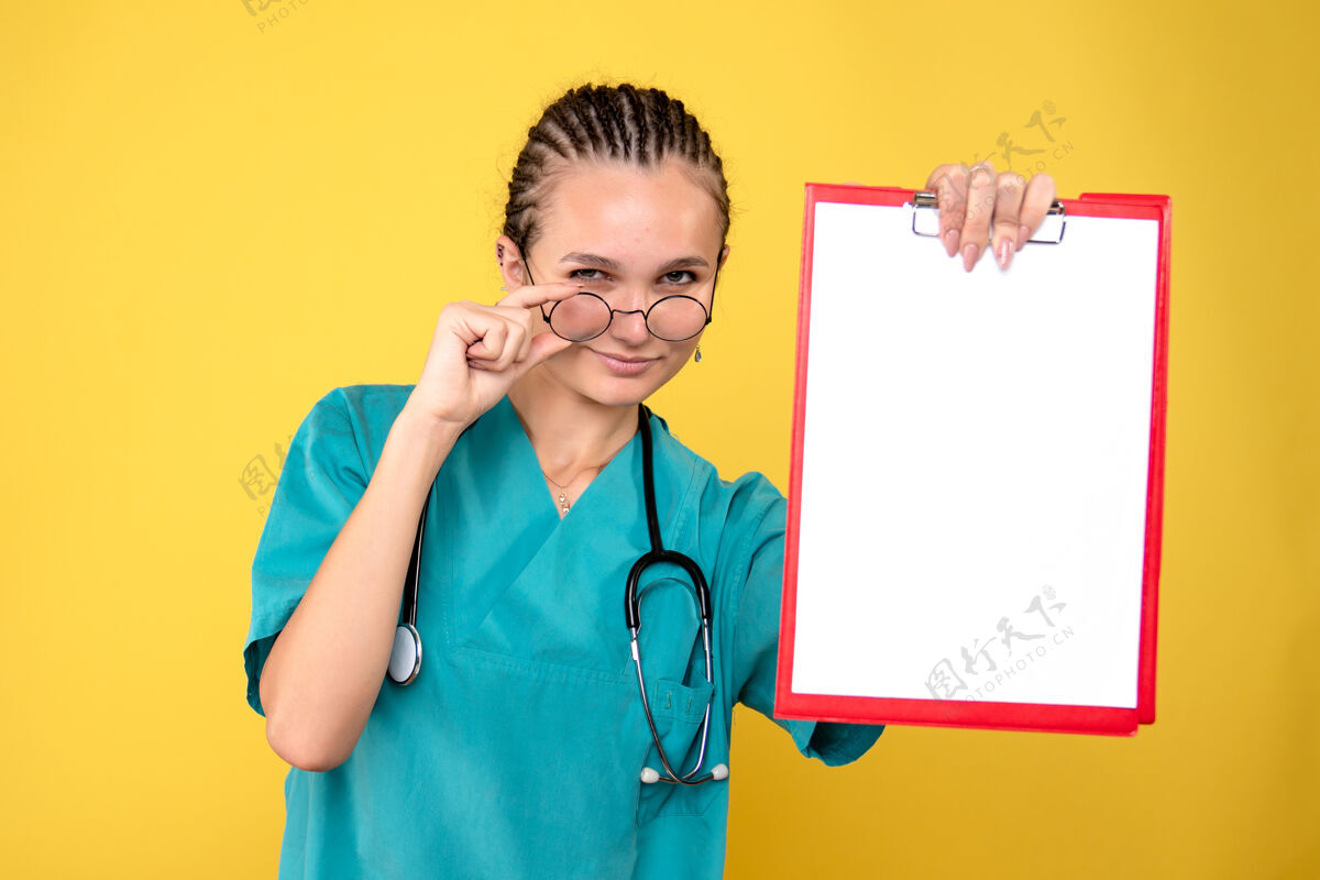 护士正面图女医生拿着空的医疗剪贴板 彩色护士情感covid-19医疗健康医生持有颜色