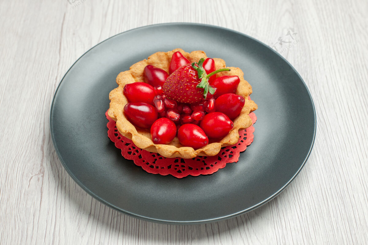 草莓正面图白色桌上有新鲜水果的美味蛋糕甜点水果红色饮食桌子食品