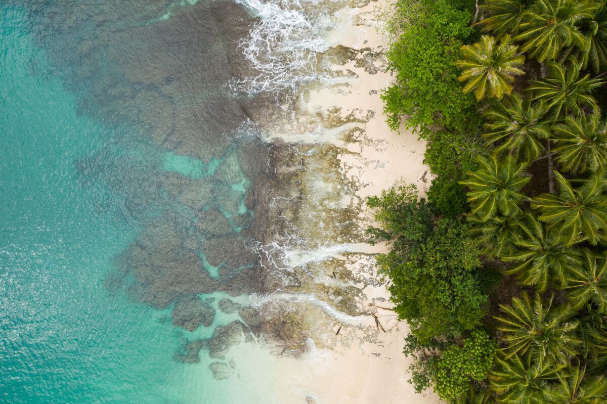 岛屿迷人的景色与白色的沙滩和绿松石碧水在印度尼西亚水海景自然