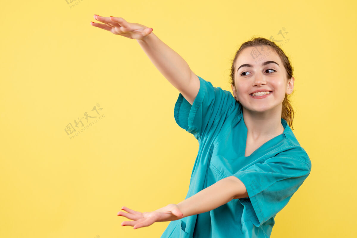 肖像黄墙上年轻女医生穿着医用衬衫的正面图医疗健康情绪