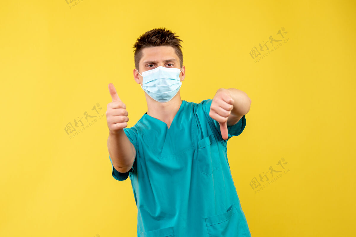 西装黄墙上的男医生穿着医疗服 戴着无菌口罩人男性健康