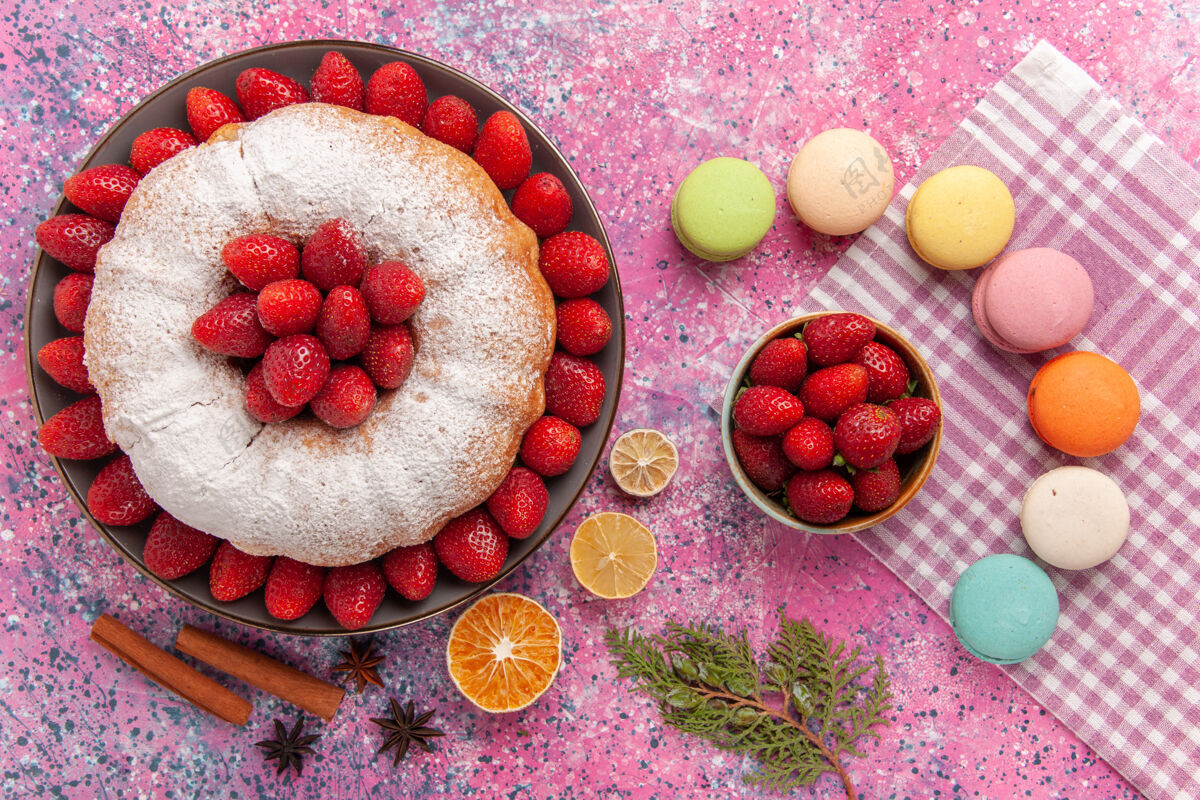 美味顶视图糖粉派与法国马卡龙粉红农产品麦卡龙蛋糕