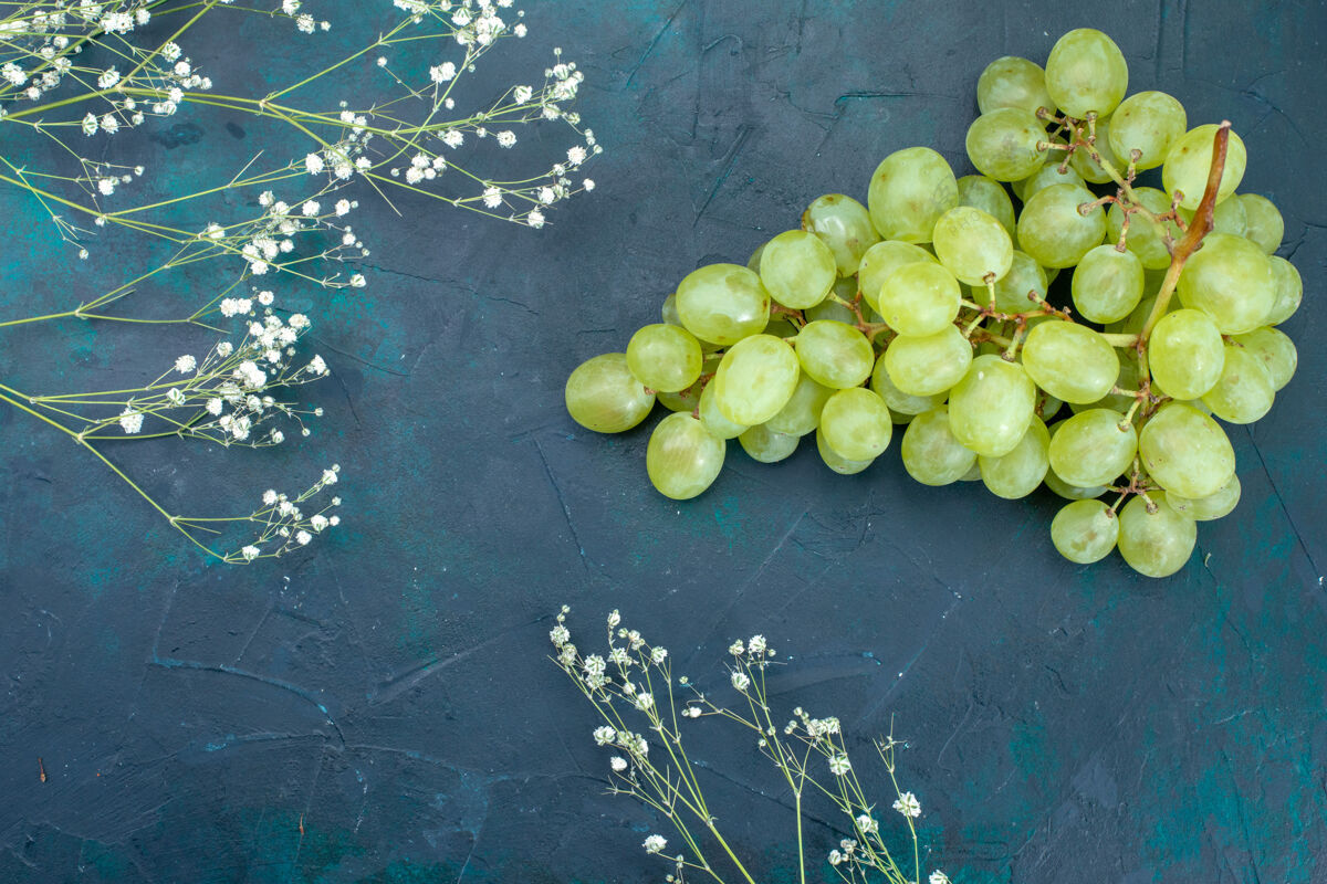 食物顶视图蓝桌上新鲜的绿色葡萄水果新鲜醇厚多汁的颜色水果深色葡萄
