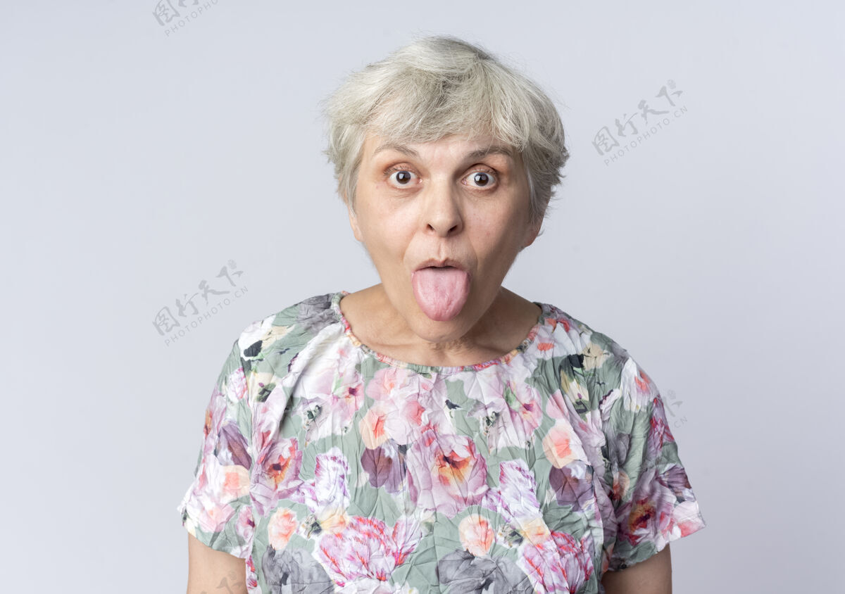 老惊讶的老妇人伸出舌头孤立在白墙上惊喜女人老