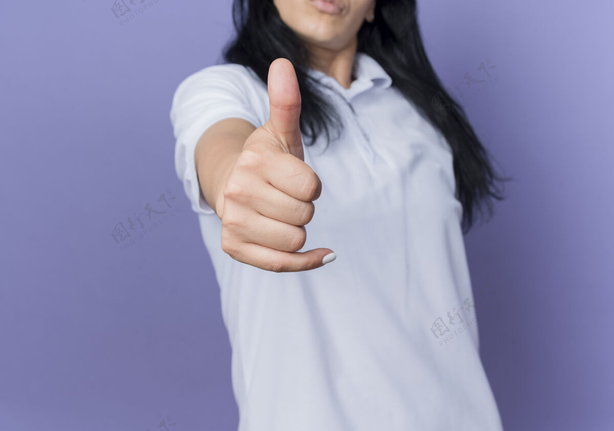 黑发年轻的黑发白人女孩竖起大拇指孤立在紫色的墙上紫色女人向上