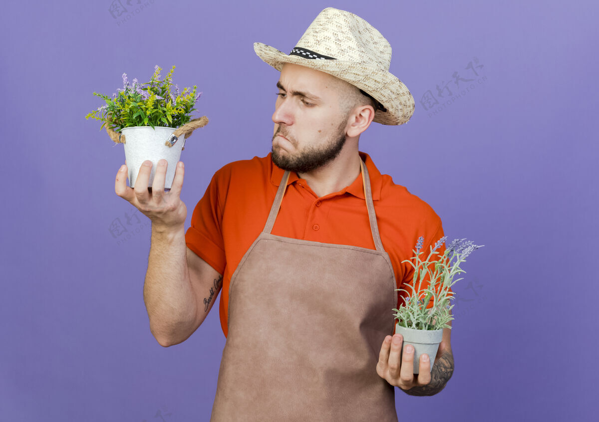 空间困惑的男园丁戴着园艺帽拿着花盆帽子混乱举行