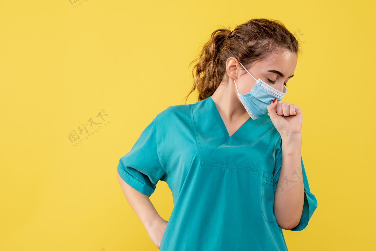 肖像正面图女医生穿着医用衬衫 戴着口罩 彩色大流行病毒covid-19制服冠状病毒颜色面具成人