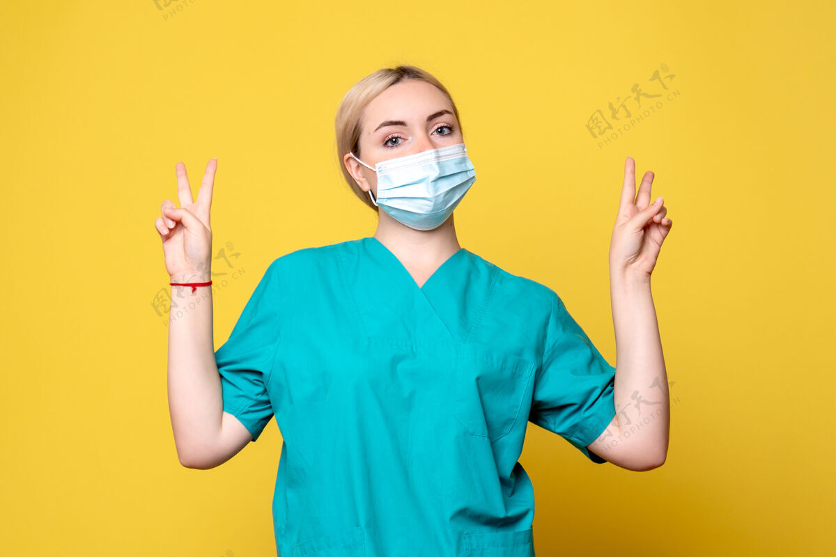 面具黄墙上年轻女医生穿着医用衬衫 戴着口罩的正面图年轻女医生胡子成人