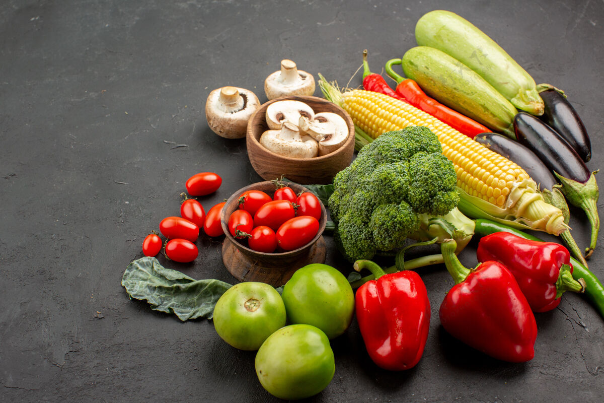 健康前视新鲜熟透的蔬菜组成一张深色的桌子 颜色熟透新鲜成分素食蔬菜