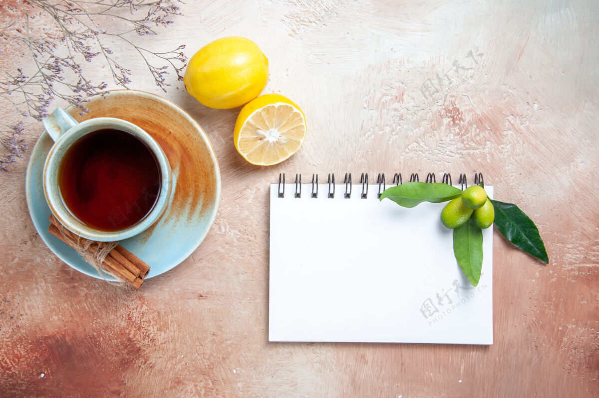 咖啡顶部特写查看一杯茶一杯茶肉桂柠檬白笔记本茶碟茶杯马克杯